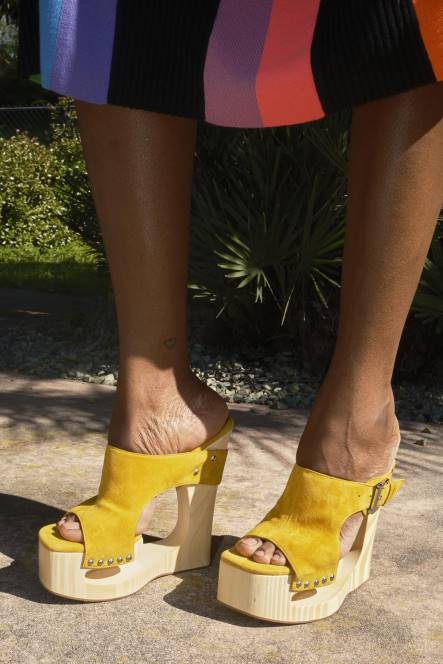 Jeffrey Campbell etherisch NDHB923 platform sandaal mosterd suède vrouwen